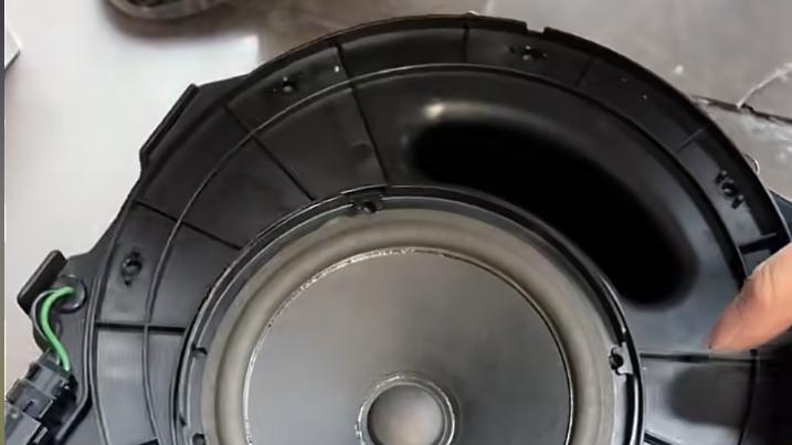 重庆圣听用三件套解决奥迪Q7音响原厂“假10寸“低音炮尴尬