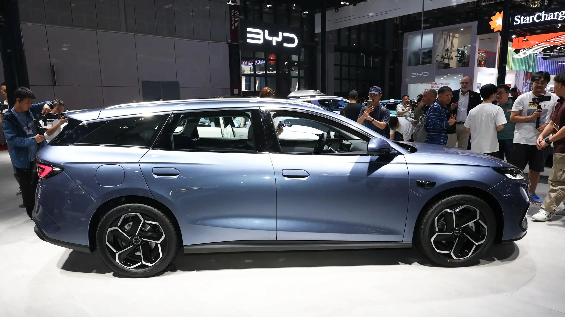 比亚迪全新旅行车亮相，续航能跑2100km，油耗低至2L，仅12万起！