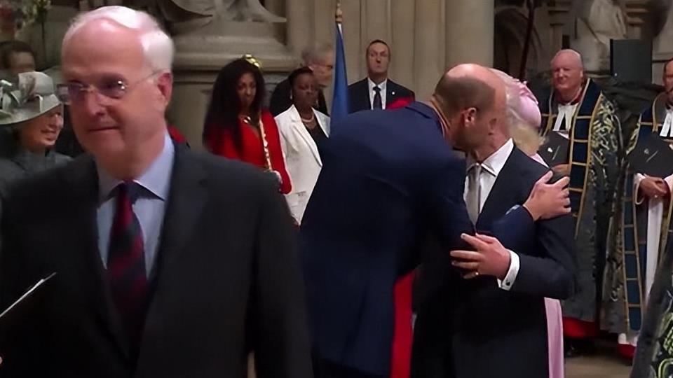 凯特王妃穿红衣光彩照人，向卡米拉行屈膝礼后聊天，“婆媳”亲密