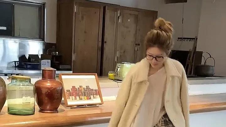26岁赵露思撸猫路透惊艳全网！奶奶灰发色配居家服，网友：这才是真少女感