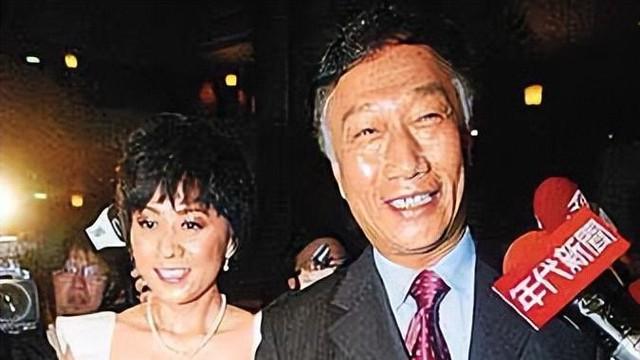 住3亿豪宅娶小24岁娇妻，扬言给大陆“赏饭吃”，郭台铭如今怎样