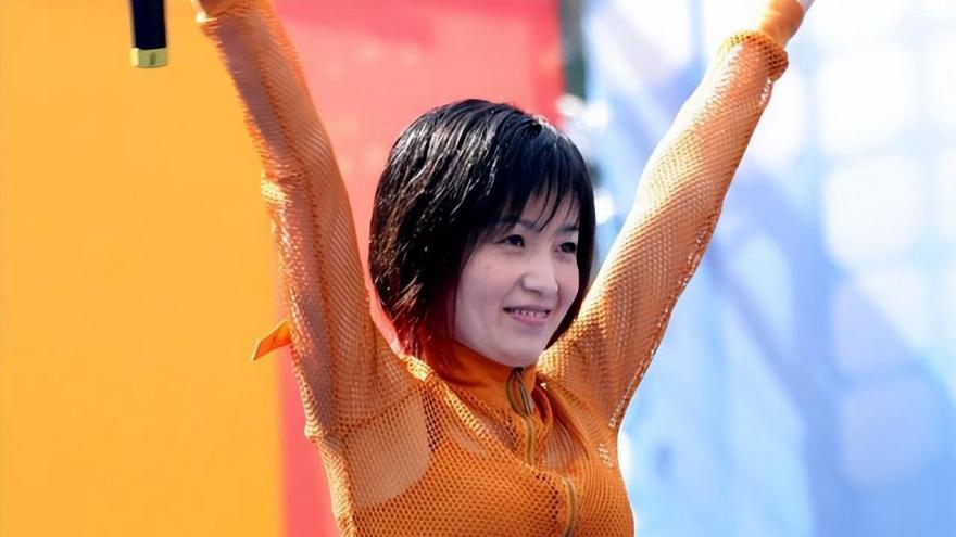 她曾内涵刀郎，和恩师同居后怀孕，被强制堕胎，如今57岁无人敢娶！