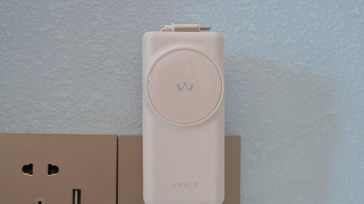 自带60cm伸缩线，折叠AC插头续充超方便——iWALK三合一能量兔