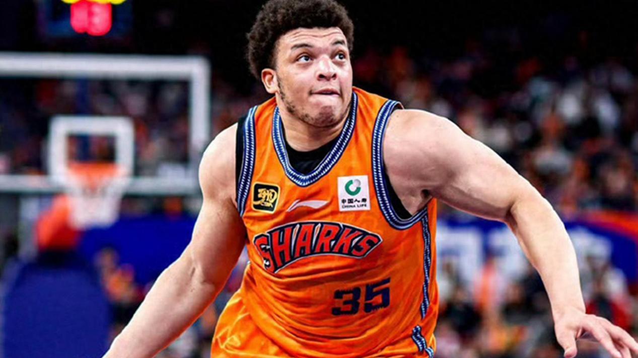 10分6板3助3抢！洛夫顿“无解”，上海半场领先北京17分关键