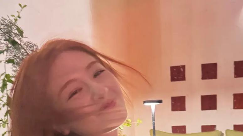 李兰迪红发喷火警报！挂脖黑裙深V破次元壁，网友怒扒背上PS开关！