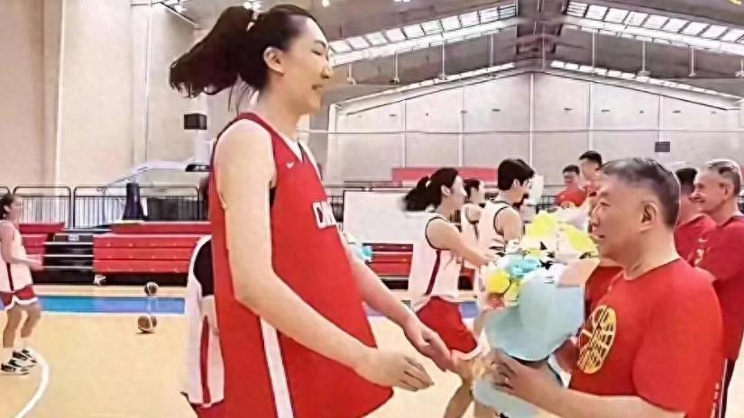 韩旭向宫鲁鸣献花！新一届中国女篮集训队过节，王治郅喜提鲜花！