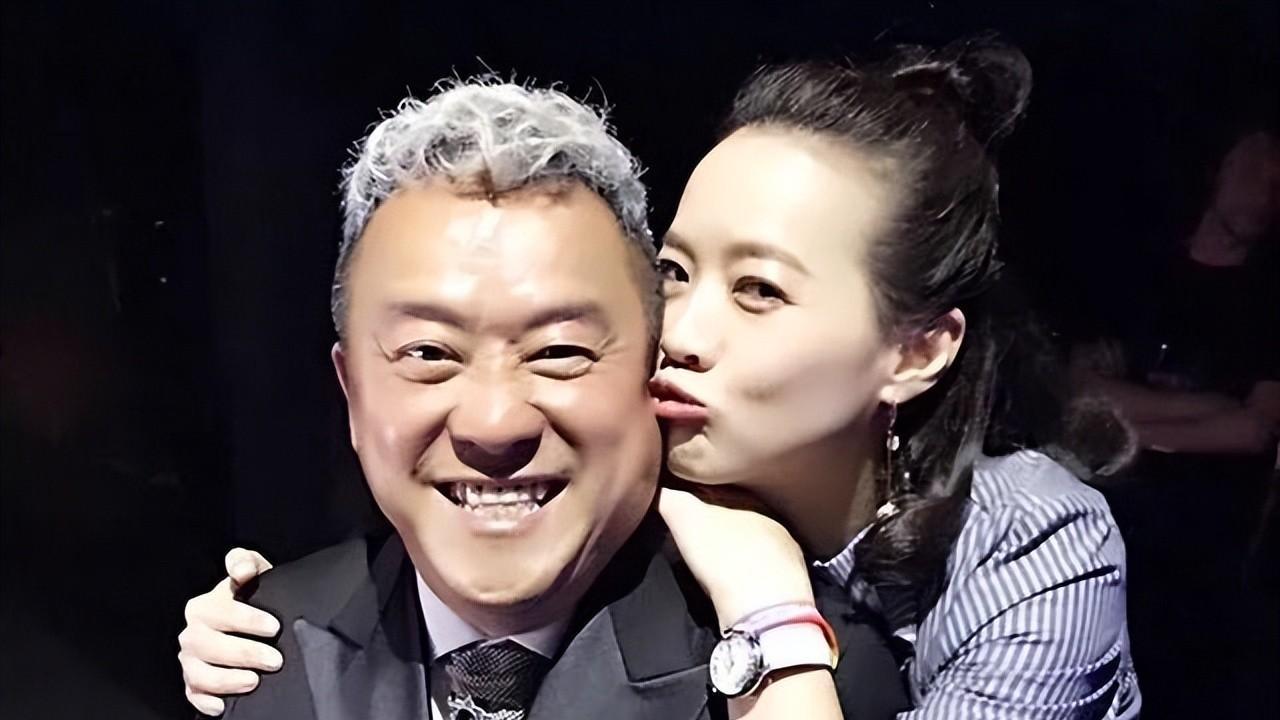 曾志伟两大特殊癖好曝光，女儿曾宝仪既害羞又害怕，52岁仍未嫁与其有关？