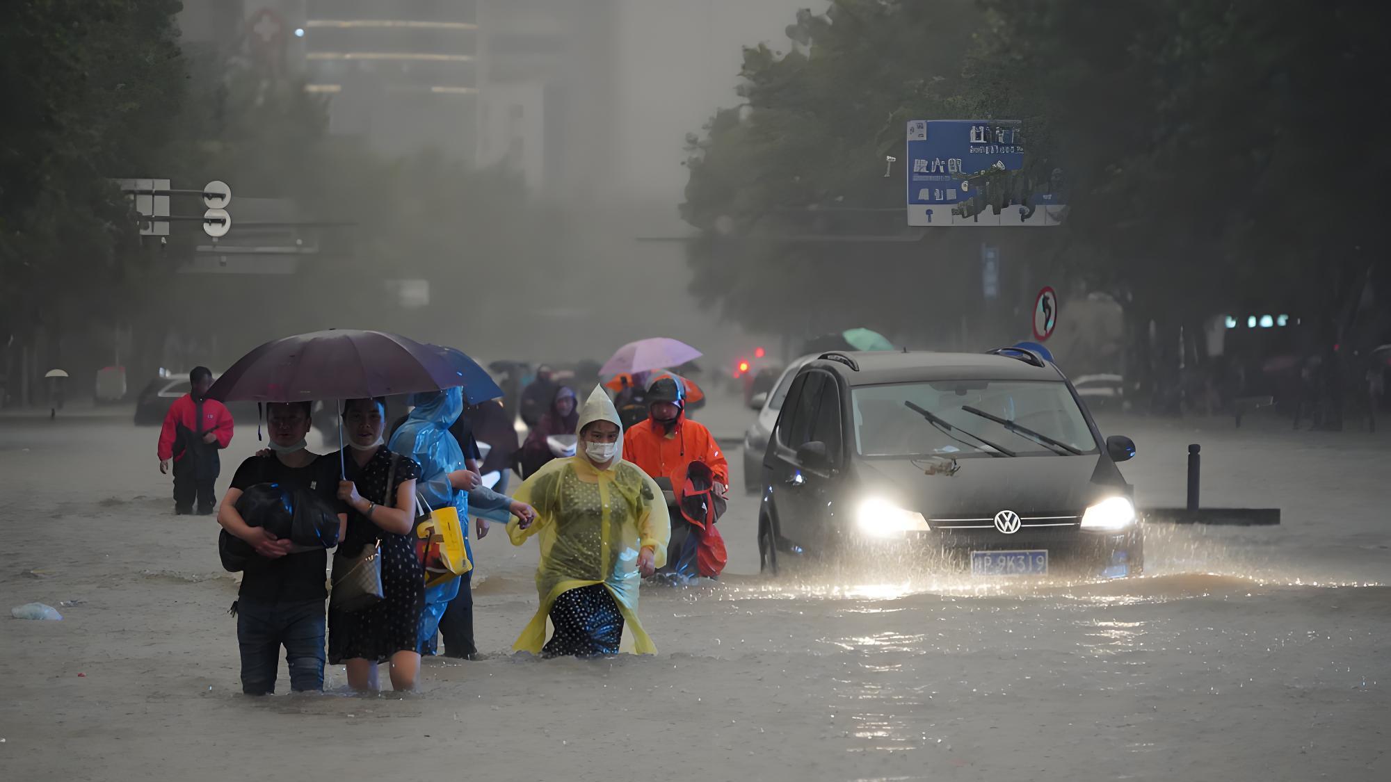 【独家深挖】1800勇士星夜驰援！河南暴雨72小时生死救援实录：民间力量如何改写“孤岛”突围战？