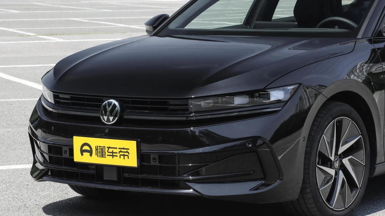 到店体验迈腾B9，内外饰设计年轻化，后排空间有惊喜