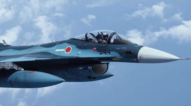 日本战机，擅闯解放军演训区，辽宁舰编队上演“教科书式应对”