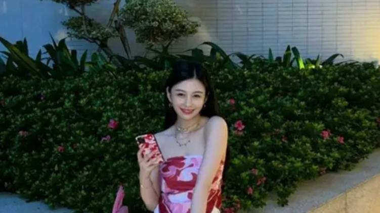 邱淑贞女儿穿衣新风尚，丝巾直接当上衣又纯又欲，比老妈还敢穿
