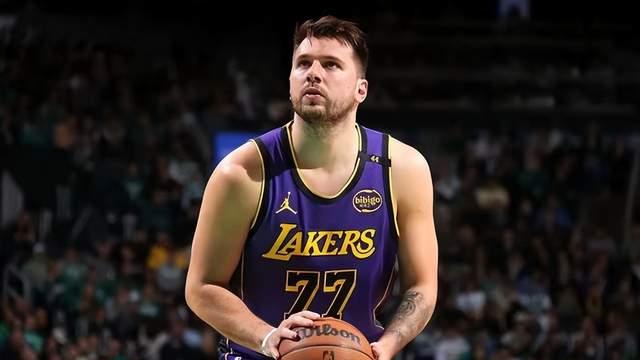 湖人残阵狂胜马刺！东契奇21+14创科比后纪录，里夫斯30分打脸