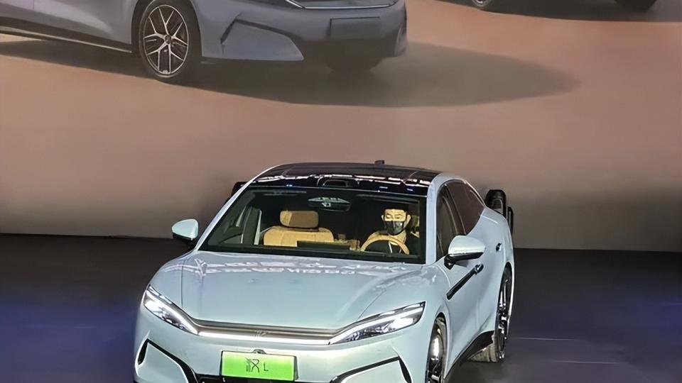 从政府大院到家庭车库，比亚迪掀起公务员出行新潮流