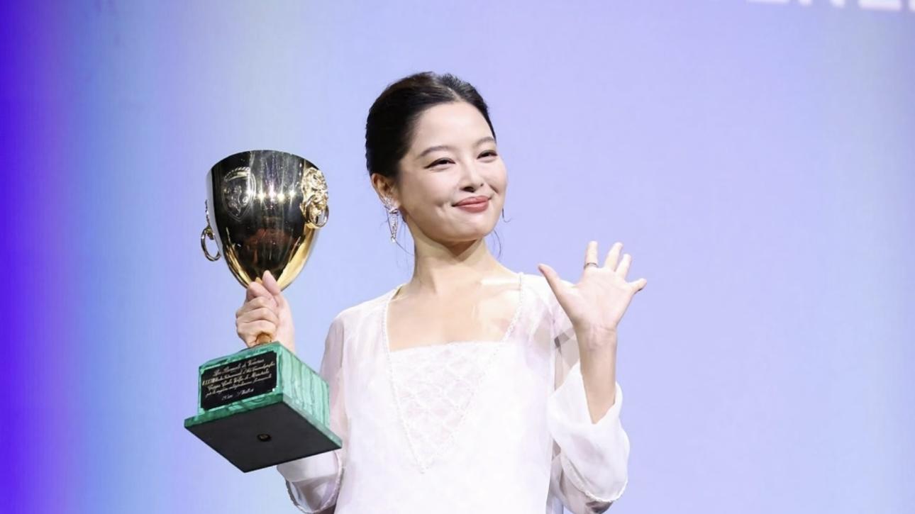 85花大洗牌？恭喜辛芷蕾拿下威尼斯影后，松弛、静奢感穿搭封神