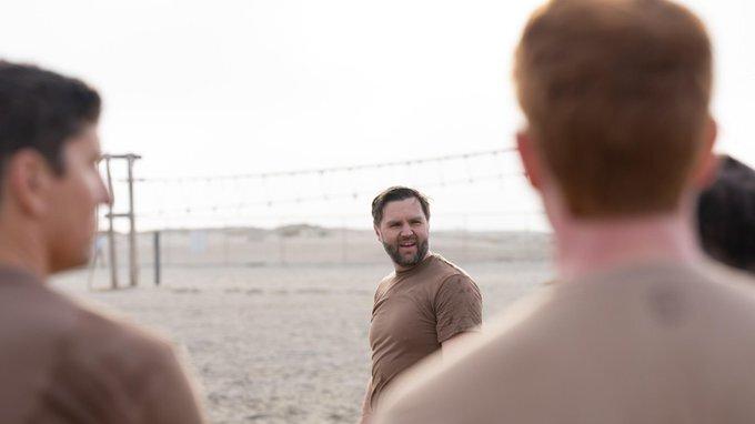 美副总统万斯和海豹突击队一起训练90分钟，直言“吃不消”