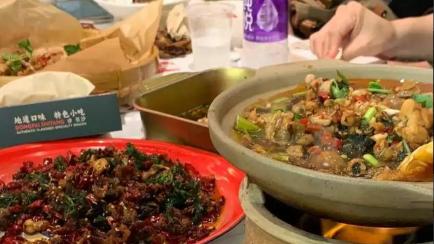 44岁谢霆锋长沙吃苍蝇小馆，纯素颜五官精致好帅气，路人争相合影人气旺