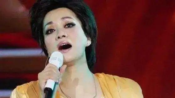 毛阿敏演唱会后打包剩菜



毛阿敏请客吃饭，却让工作人员紧张到不敢动筷子，这顿