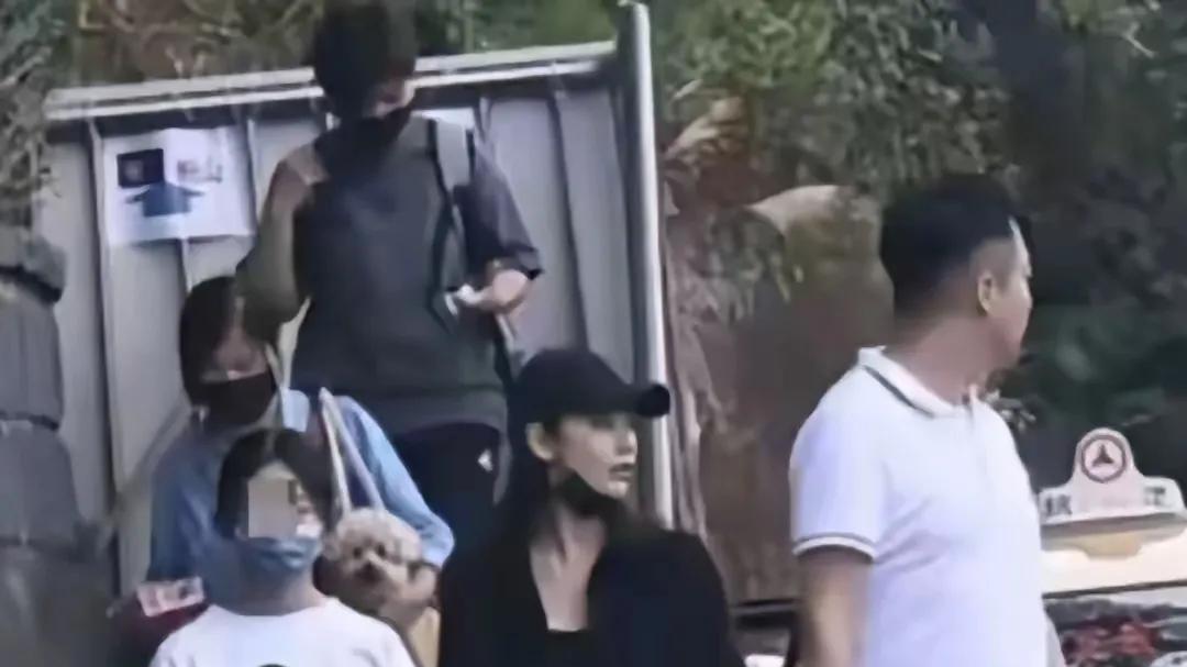 汪小菲与女儿相处不再亲昵



汪小菲变了？曾经的“女儿奴”形象似乎正在改变。他