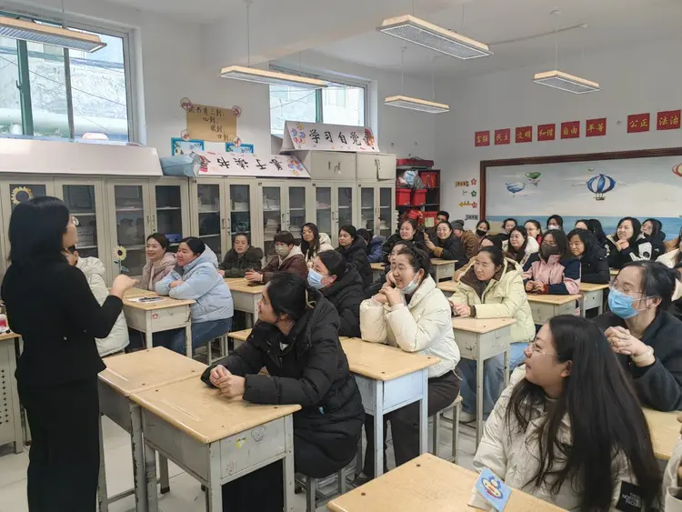 平阳路街道中心校小马小学开展家庭教育讲座