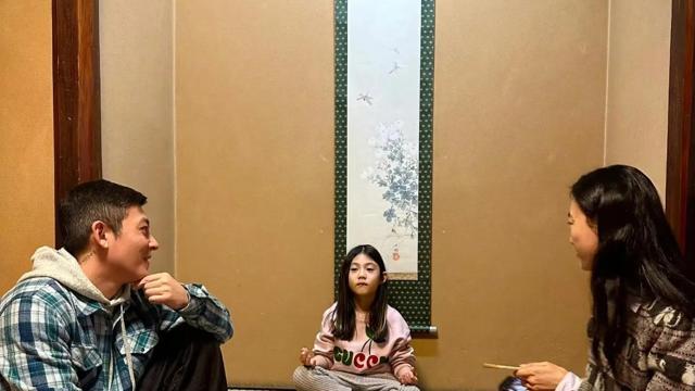 陈冠希和家人到海边度假，8岁女儿打扮像小模特，长了一张高级脸