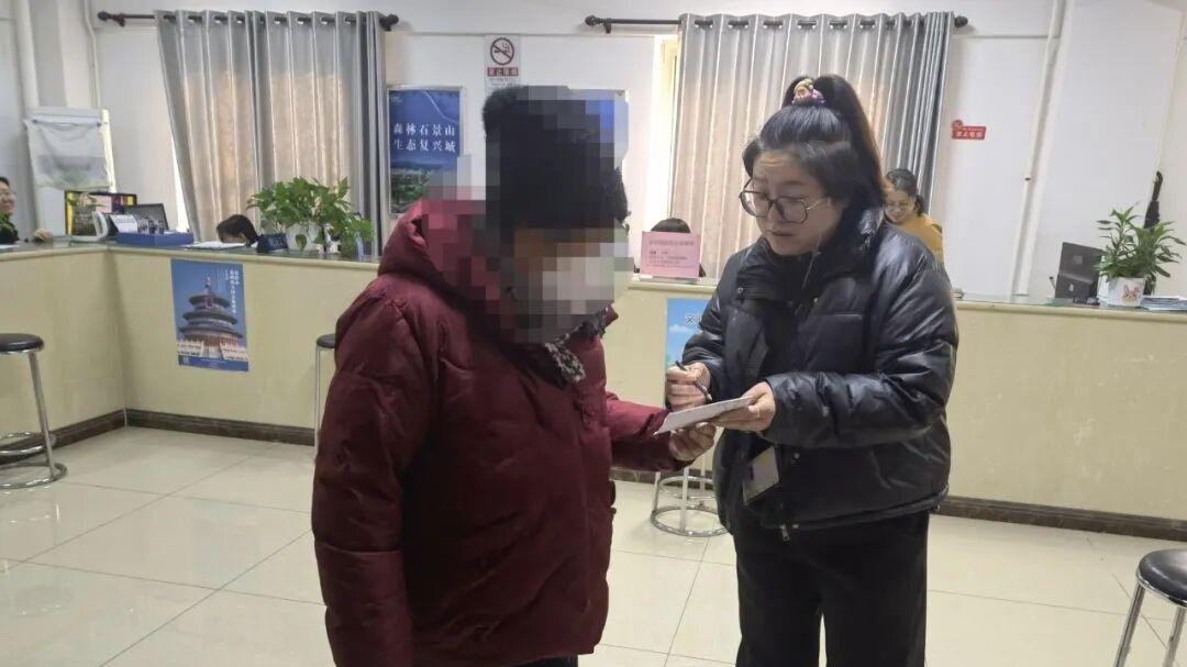 老人迷路忘归途 温情相助暖人心