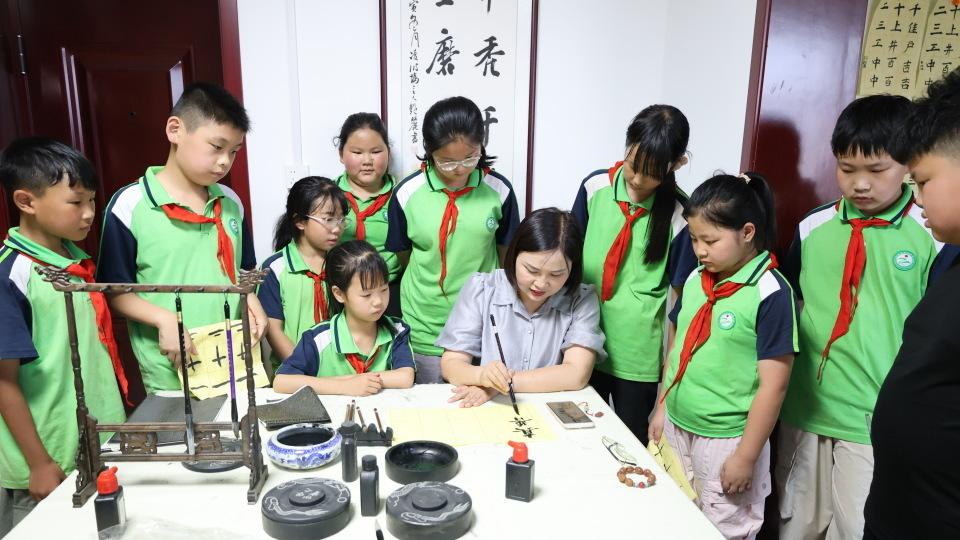 教师节特辑：三十载教师生涯，她用笔墨和镜头传递坚守与大爱