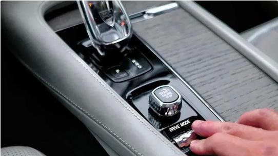 买车时擦亮眼睛，36万都能拿捏沃尔沃极夜黑的背后，必有减配！