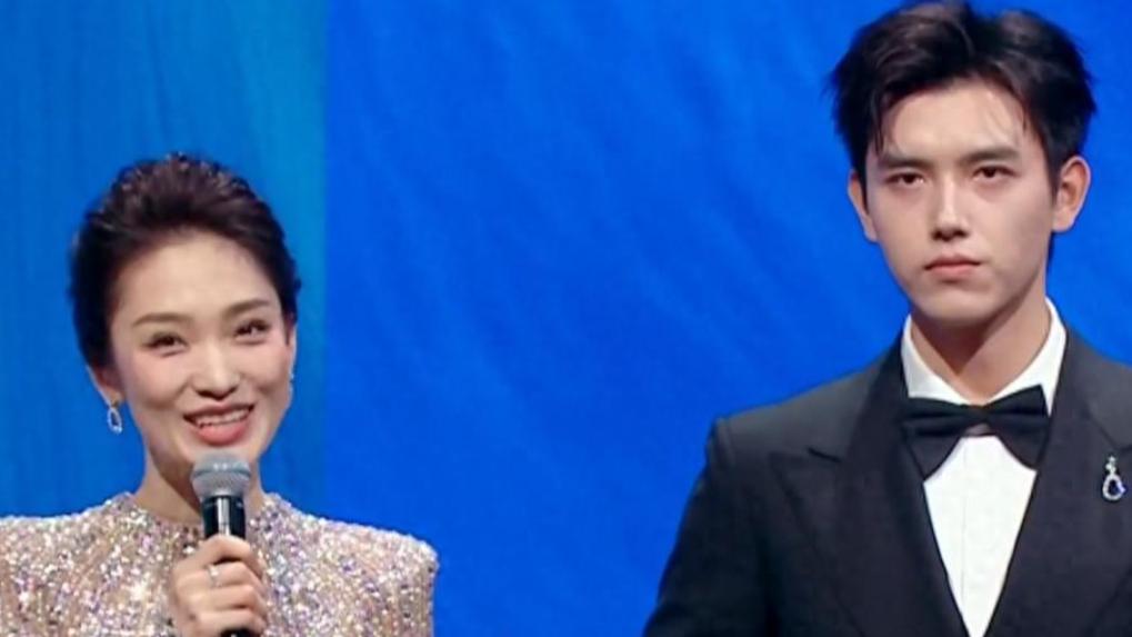 金鸡奖开幕星光黯淡，陈飞宇主持慌到忘词，周冬雨 3 年无戏拍，网友感慨电影圈萧条