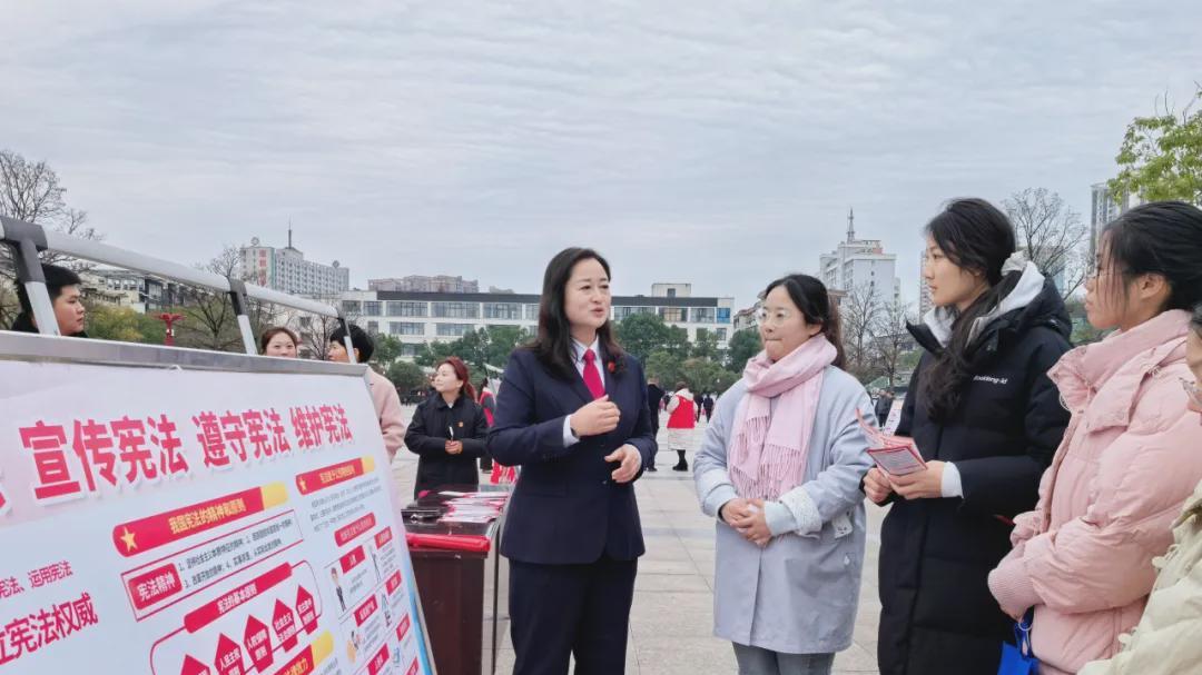 信阳市浉河区法院开展普法宣传志愿者服务活动