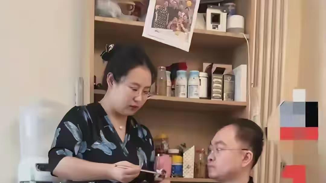 蔡磊连话都说不出了，但他和妻子的这场“破冰”，还在烧着