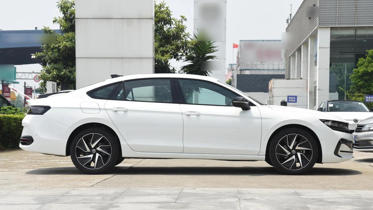 燃油车疯狂内卷！迈腾门槛降至13.99万，1月销量16247台