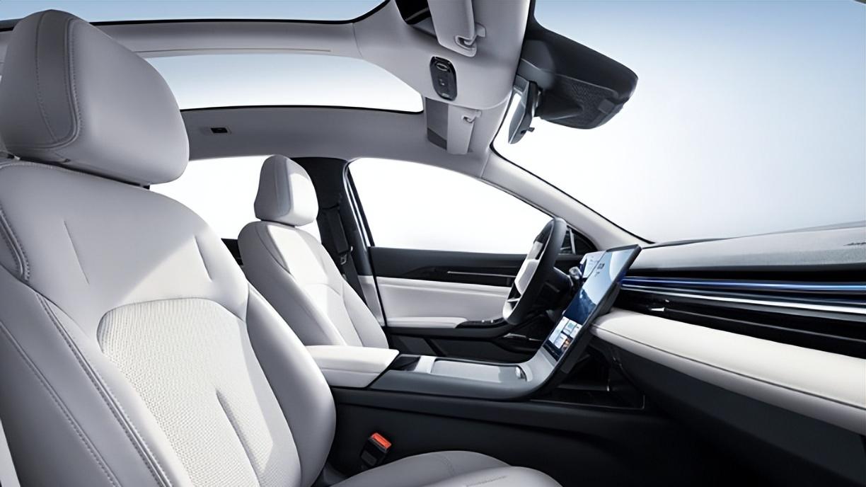 吉利银河L6 EM-i：节能智能新标杆，颠覆家轿想象