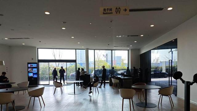 杭州萧山星宝行奔驰4S店搬空了？车主急了：充值上万，还有保养没做