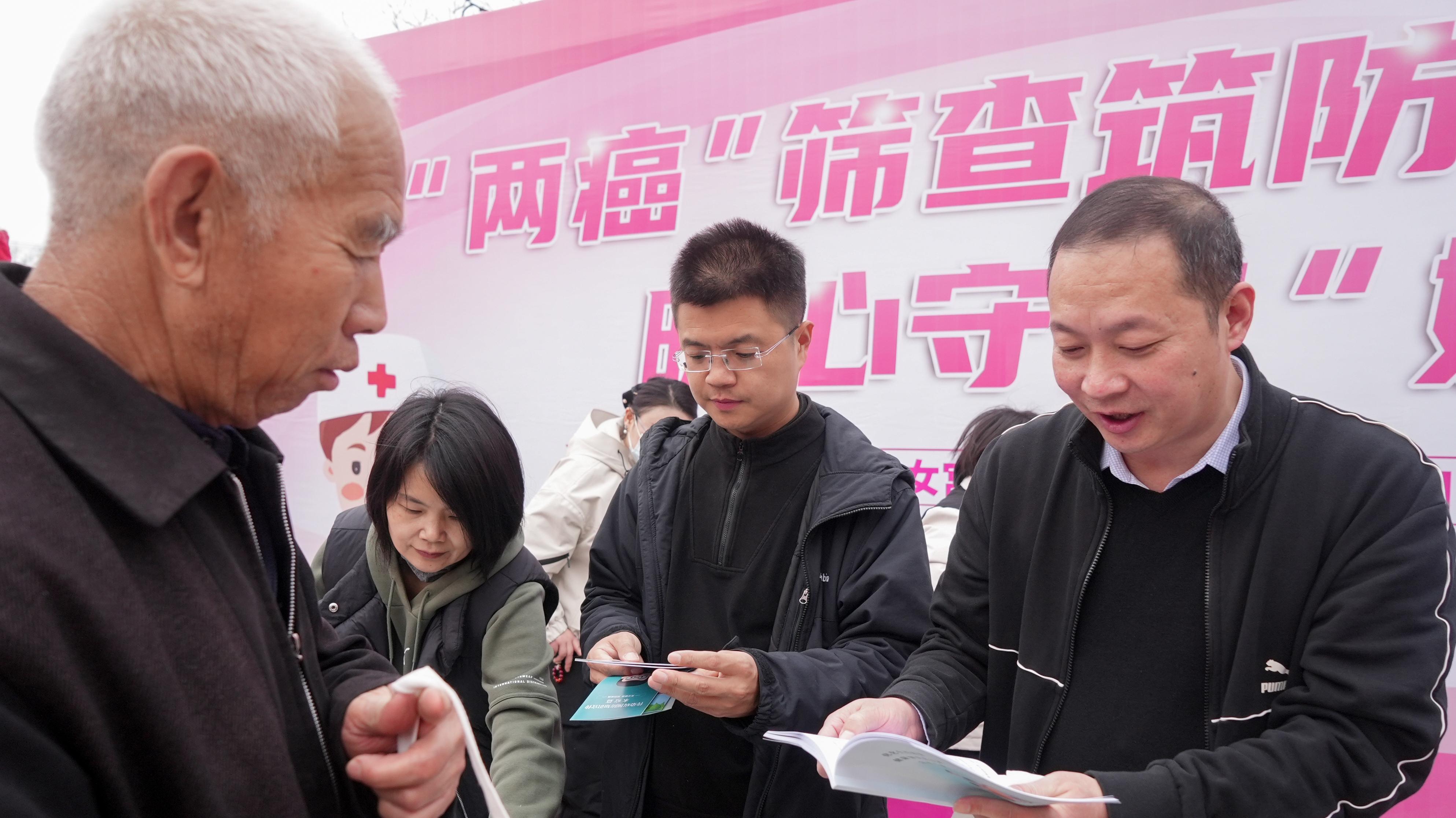 永济市卫健局、计生协开展“优化生育政策，促进人口长期均衡发展”宣传活动