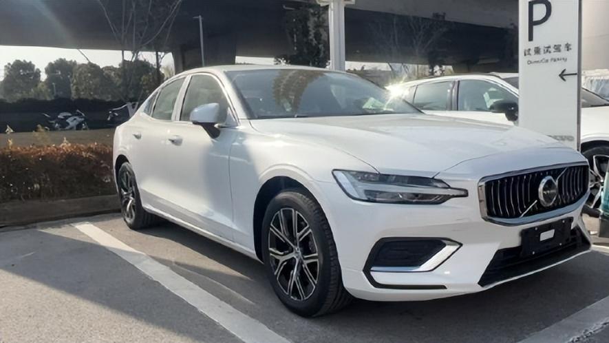 2.0T+8AT，油耗7升多，豪华媲美宝马奥迪，25款S60降幅超11万！