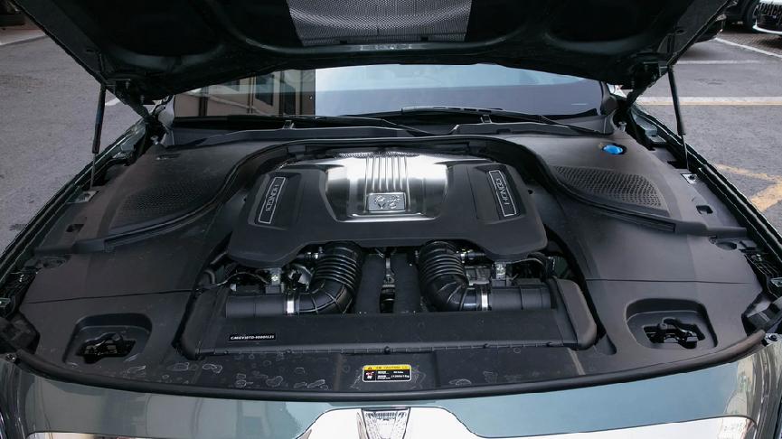 商务用车开他有面子，搭4.0T V8引擎，属于中国的豪华轿车