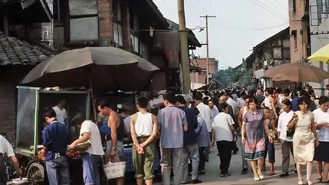 87年我去县城送鸡蛋，遇到个要跳河的姑娘，30年后她女儿：爸