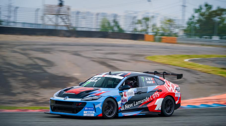 收官之战落幕！全新凌渡L GTS赛车助力上汽大众333车队夺得2025 CTCC中国杯TCS组年度车