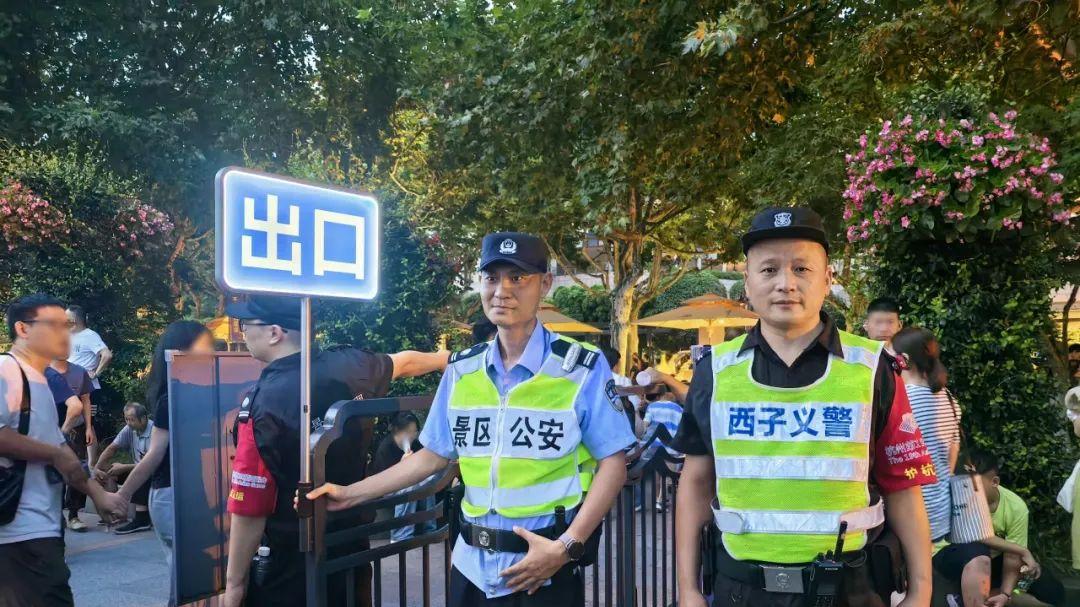 两名辅警，担任“中队长”