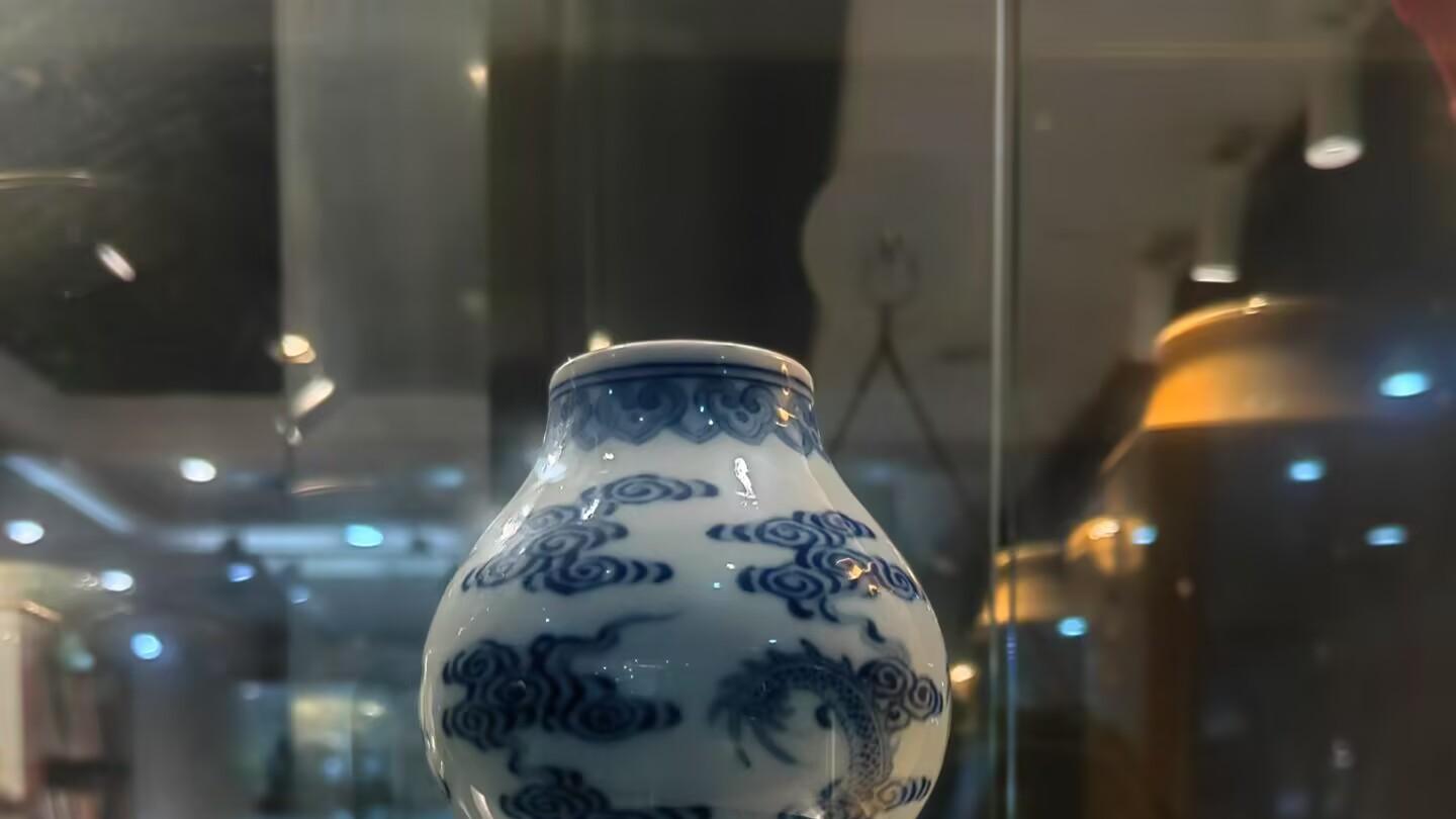 一件极具收藏价值的古玩，具有深厚的历史和文化背景