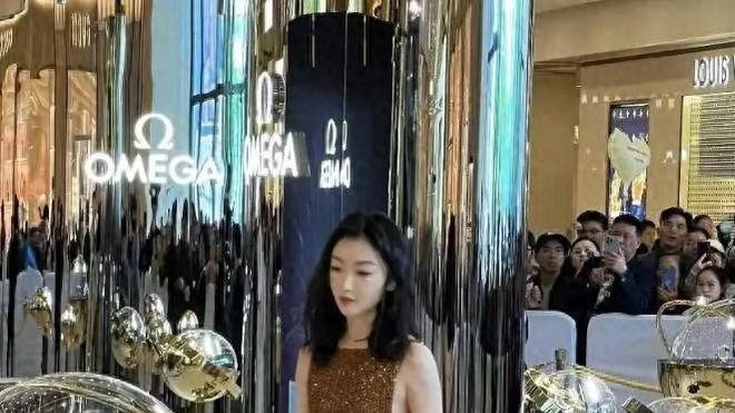 周冬雨大变样！高开衩裙展现女人味，惊艳众人！