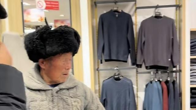 双胞胎哥哥朱进给外公外婆买衣服 回应网友两个疑问 弟弟再次被打脸