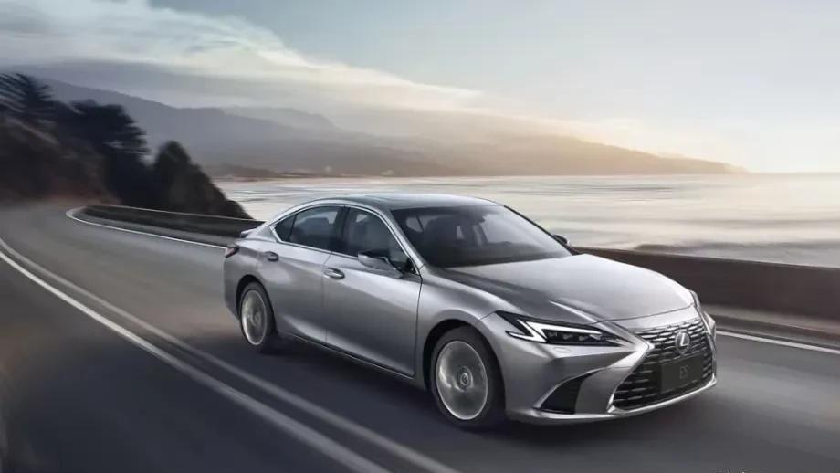 借姐姐的雷克萨斯ES200，去接女朋友，我被豪华车的外表欺骗了！