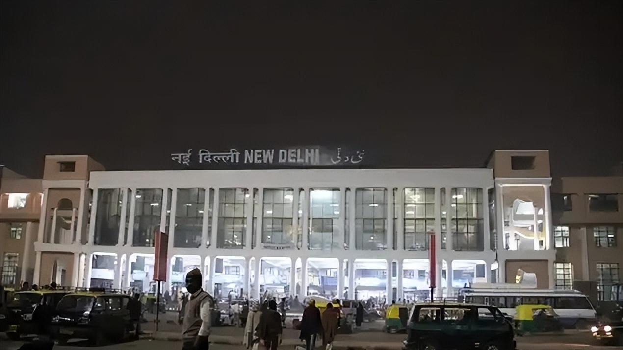 印度国都新德里火车站啥样的，脏乱程度犹如贫民窟，但外国人有优待