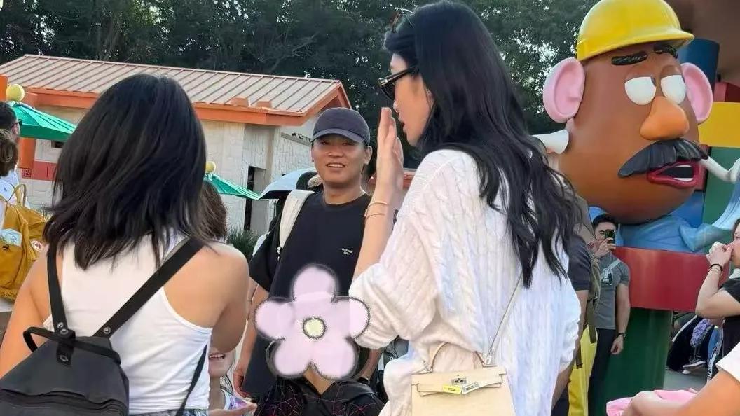 奚梦瑶带俩娃游迪士尼，三人手牵手好温馨，3岁女儿身高赶超哥哥