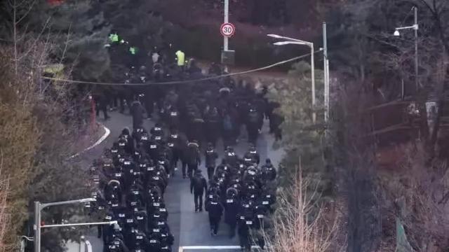 尹锡悦被逮捕，声称主动去公调处，防止流血事件发生，算自首吗？