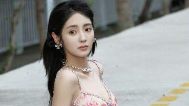 女星邢菲因当过文艺兵冲上热搜！9岁被特招入伍，军装照又美又飒