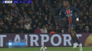 费迪南德：科纳特背后撞翻对手，这个动作包红牌的