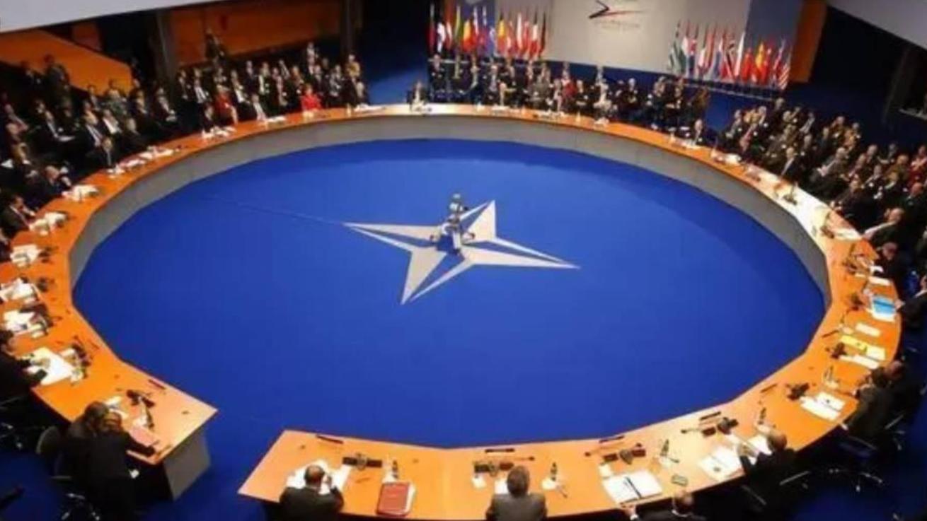 北约通知普京，已做开战准备，80万大军剑指俄，吕特定调中俄有变