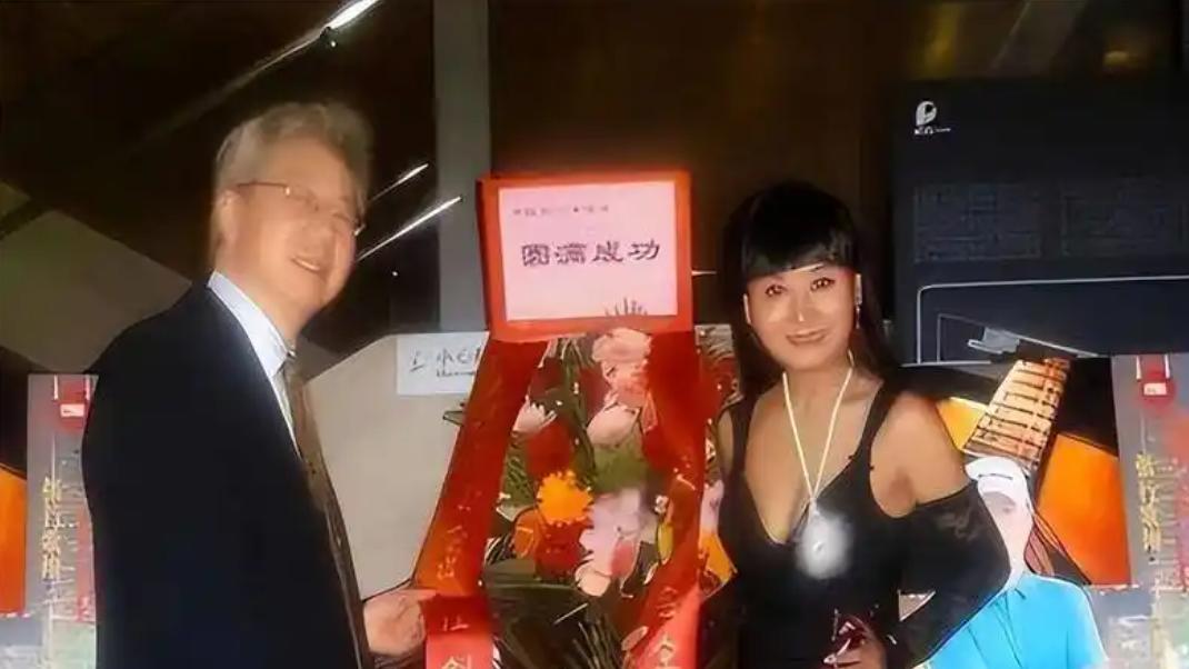 辞职央视嫁大20岁美国富豪，婚后挨毒打吃剩饭死不离婚，如今怎样？